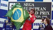 Em 1993, Senna agita a bandeira brasileira ao vencer o Grande Prêmio de Donington Park, na Inglaterra - FOTOS: GETTY IMAGES