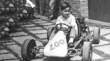 Na infância, o brinquedo preferido de Senna era o kart - FOTOS: NOKIO KOIKE@ASE2024 E FOTO FAMÍLIA@ASE2024