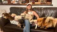 De volta ao Brasil, Larissa Manoela recebe ataque de amor dos seus cachorrinhos - Reprodução/Instagram