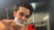 Luan Santana apareceu em suas redes sociais sem camisa ao se barbear - Reprodução: Instagram