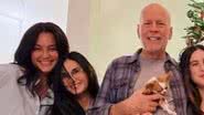 Bruce Willis apareceu ao lado da ex-esposa Demi Moore, a atual companheira Emma Heming Willis e suas cinco filhas - Reprodução: Instagram