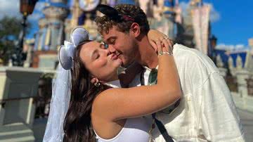 Larissa Manoela brinca ao surgir pela primeira vez na Disney com o namorado - Reprodução/Instagram