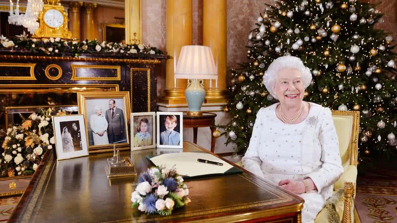 A Rainha Elizabeth II posando em transmissão do seu tradicional discurso de Natal - Foto: Getty Images