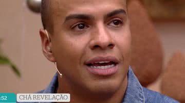 Thiago Oliveira cai no choro ao revelar o sexo do primeiro bebê - Foto: Reprodução / Globo