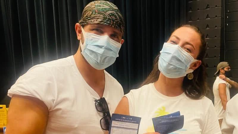 Atriz Paolla Oliveira e cantor Diogo Nogueira se vacinam juntos contra a covid-19 - Reprodução/Instagram