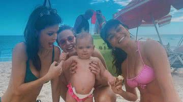 Vitória Strada e Marcella Rica curtem dia de praia com Thalita Younan e a filha, Isabel - Reprodução/Instagram