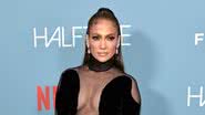 Jennifer Lopez aposta em look poderoso para festival de cinema - Jamie McCarthy/Getty Images