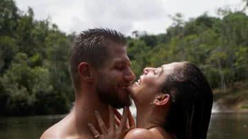 Viajando pela Bahia, o casal Jonas Sulzbach e Mari Gonzalez curte momento romântico na água - Foto: Reprodução / Instagram