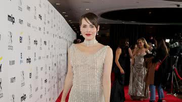 Leticia Colin usa vestido perolado para Emmy Internacional - Foto: Luiz Ribeiro