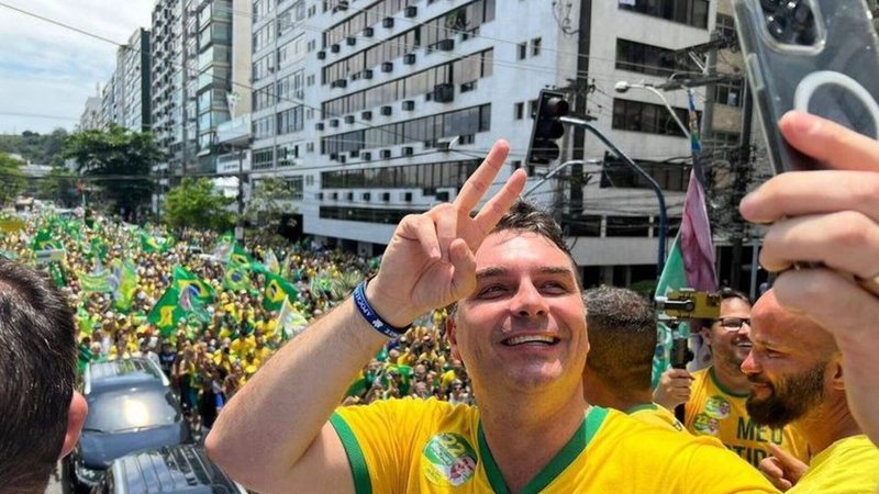 Flávio Bolsonaro se pronunciou por meio das redes sociais - Reprodução: Instagram