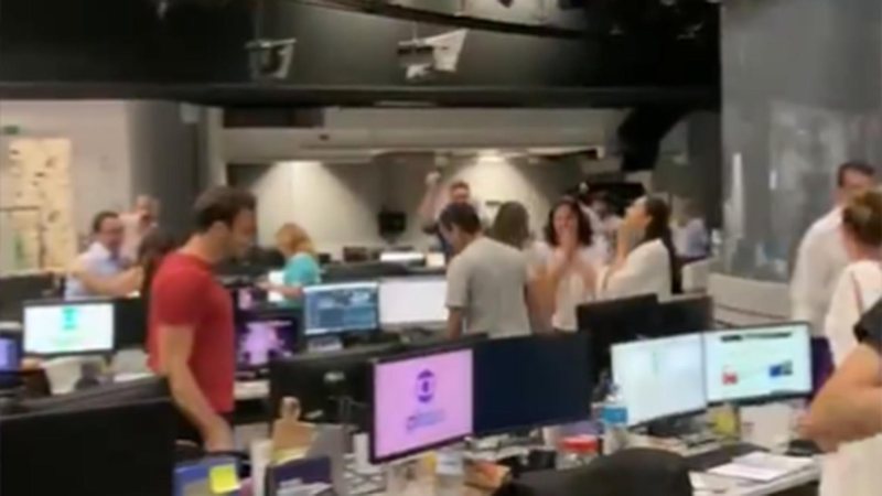 Globo se pronuncia após vídeo vazado de comemoração dos jornalistas na redação - Foto: Reprodução / Twitter