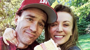Atriz Kaley Cuoco, conhecida por The Big Bang Theory e The Flight Attendant, está esperando seu primeiro filho - Foto: Reprodução / Instagram