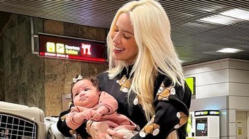 Karoline Lima embarca para o Brasil com a filha - Reprodução/Instagram