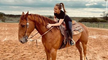 Carla Diaz apareceu andando a cavalo em nova publicação - Reprodução: Instagram