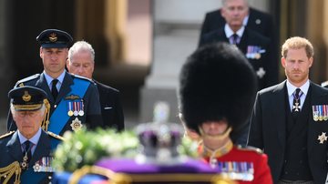 Príncipes William e Harry mantiveram tradição respeitosa no funeral da Rainha Elizabeth II, assim como no da Princesa Diana, há 25 anos - Foto/Getty Images
