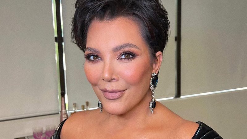 Criadora do The Kardashians, Kris Jenner, choca web com vestido de veludo preto com decote até o limite - Foto/Instagram