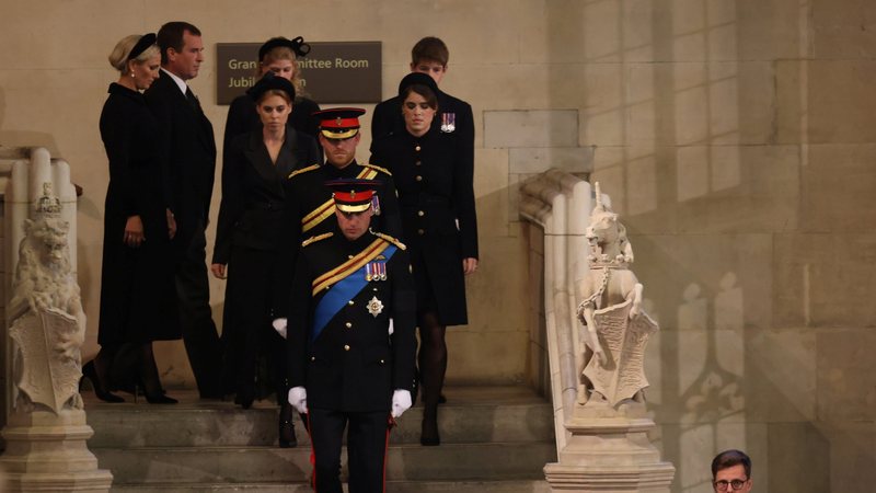 Príncipe Harry e William aparecem uniformizados com roupas do exército em vigília ao caixão da Rainha Elizabeth II - Foto/Getty Images