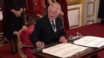 Rei Charles III fez careta ao se deparar com a bandeja da caneta atrapalhando a sua hora de assinar a proclamação - Foto: Reprodução / YouTube The Royal Family