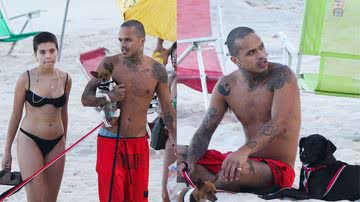 Na companhia de Flor Gil, Vitão exibe boa forma em dia na praia no Rio - Foto: Ag News/ Dilson Silva