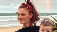 Cintia Dicker explode o fofurômetro ao surgir com a filha na praia - Reprodução/Instagram