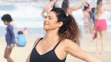 Giovanna Gold esbanja beleza ao aparecer na praia - Fotos: Dan Delmiro/ Agnews