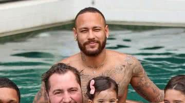 Neymar Jr curte piscina com a família - Foto: Reprodução / Instagram