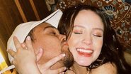 Larissa Manoela e André Luiz Frambach trocaram mensagens românticas ao celebrarem dois meses de noivado - Reprodução: Instagram