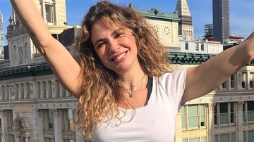 Luciana Gimenez esbanja beleza ao surgir tomando sol - Reprodução/Instagram