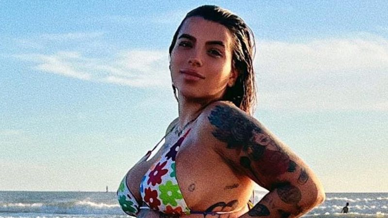 Petra Mattar exibe o barrigão ao surgir de biquíni na praia - Reprodução/Instagram