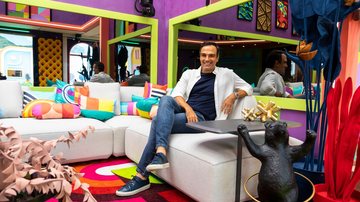O apresentador Tadeu Schmidt na casa do BBB 22, sentado na sala - Foto: Divulgação/Globo