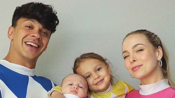 Tata Estaniecki e Julio Cocielo se fantasiam de Power Rangers com os filhos - Reprodução/Instagram/@whagnerduarte