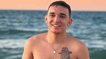 João Gomes posa sem camisa na praia - Reprodução/Instagram