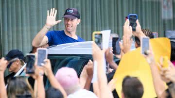 Chris Martin a caminho do último show do Coldplay - Foto: AGNews/JC PEREIRA e Dilson Silva