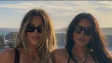 Kim e Khloé Kardashian apareceram juntas com roupas de banho - Reprodução: Instagram