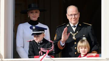 Princesa Charlene e Príncipe Albert com os filhos gêmeos - Foto: Getty Images