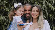 Tamy Contro, Projota e a primeira filha do casal, Marieva, no anúncio da segunda gravidez - Foto: Reprodução/Instagram @tamycontro
