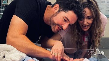 Tom Ellis e a esposa celebram o nascimento da filha - Foto: Reprodução / Instagram