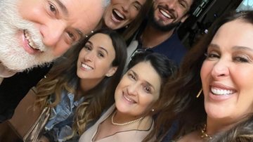 De volta às novelas, Claudia Raia posa com elenco de 'Terra e Paixão' - Reprodução/Instagram