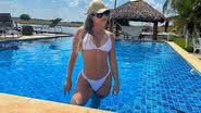 Poliana Rocha ostentou barriga chapada ao posar de biquíni branco - Reprodução Instagram