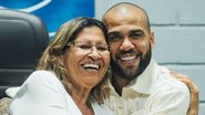 Daniel Alves com a mãe - Foto: Repodução