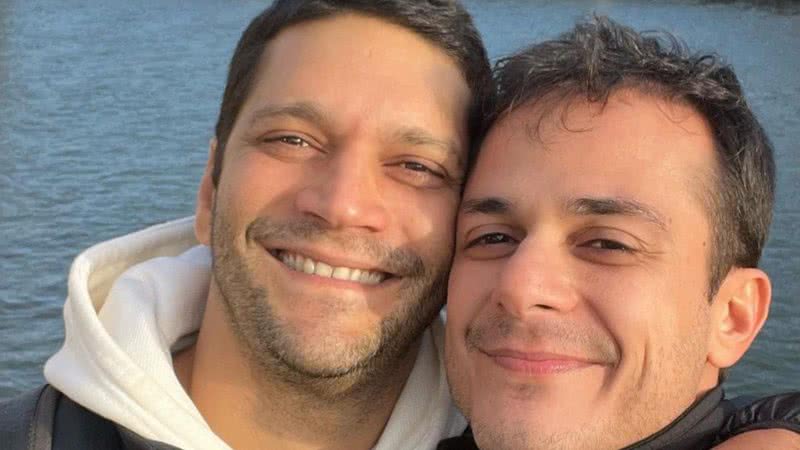 Armando Babaioff e o namorado, Victor Novaes - Foto: Reprodução / Instagram
