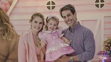 Bárbara Evans com a filha, Ayla, e o marido, Gustavo Theodoro - Foto: Reprodução / Instagram