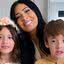 A cantora Simaria Mendes e seus filhos, Giovanna e Pawel