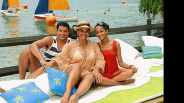 Widson com Solange e a enteada Mariah na Ilha de CARAS