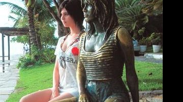 Julianne ao lado da estátua de bronze da estrela francesa Brigitte Bardot em Búzios. - FELIPE CARAUTA