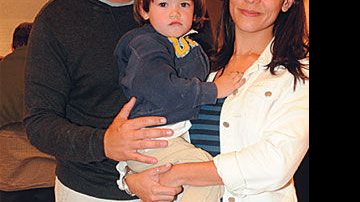 Vinícius Dônola com o filho, Antonio, e a mulher, a jornalista Roberta Salomone - Arquivo Caras