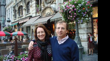 O economista e escritor Jurandir Sell Macedo e sua esposa Celina em frente a grande praça de Bruxelas - Arquivo pessoal