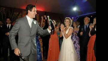 Henry abre champanhe com espada sob aplausos de Bianca. - Fotos: Liane Neves / Liane Neves Fotografias