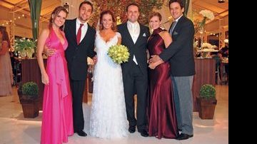 Os noivos entre os casais Keruse Bongiolo e Leonardo Carvalho, Bianca Castanho e Henry Canfield - ADILSON FÉLIX