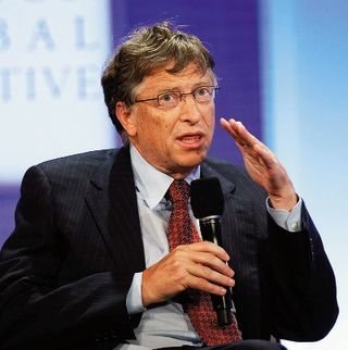 Fundador da Microsoft e da Bill and Melinda Gates Foundation, o americano Bill Gates participa do plenário de encerramento com o anfitrião. - MARTIN GURFEIN E REUTERS